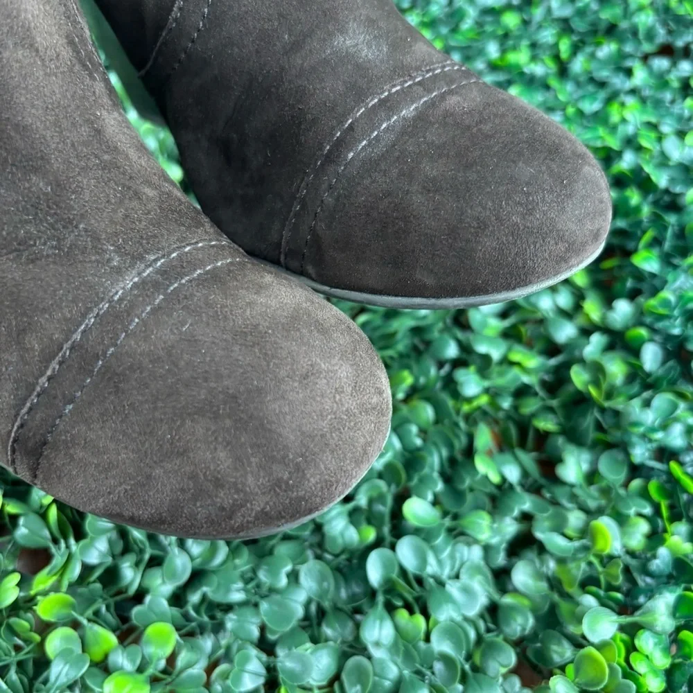 TORY BUTCH AADEN SUEDE ANKLE WEDGES WITH GOLD-LOGO EMBLEM SIZE 8 WOMAN